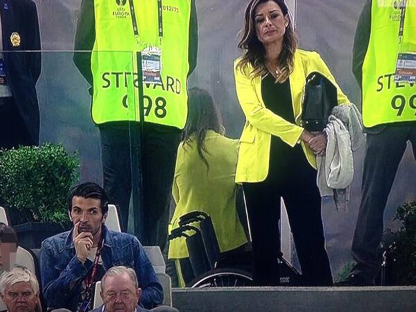 Alena Seredova a un certo punto si alza e guarda la partita in piedi, senza rivolgere parola a Buffon. Twitter